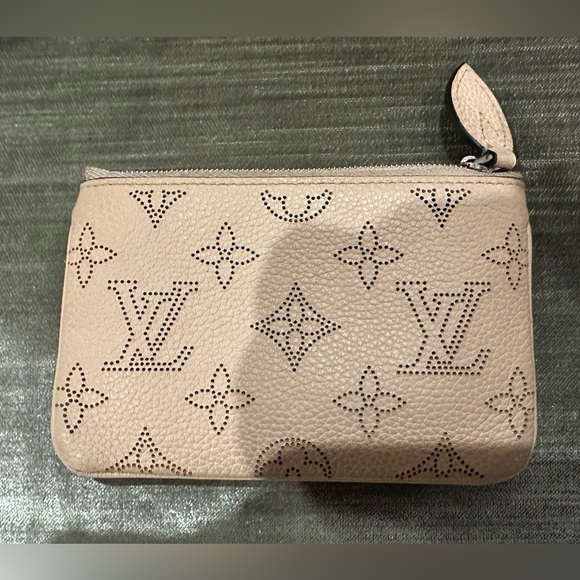 AUTHENTIC LV Key Pouch
PO.CLES MM MAHINA MAGNO
M69508 - Picture 8 of 10